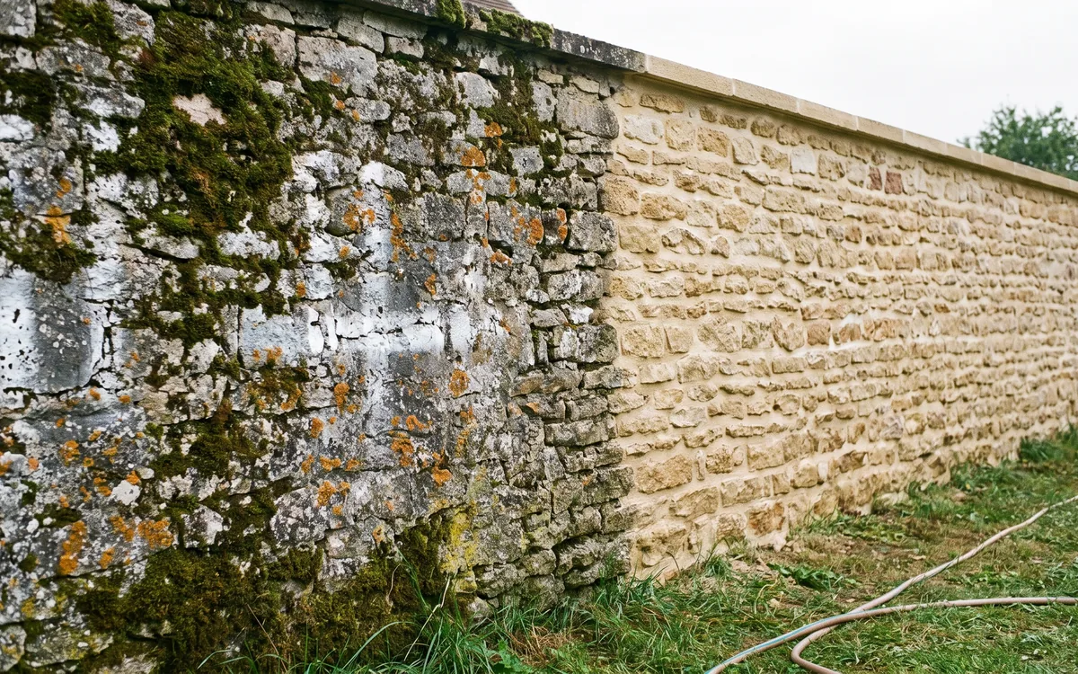Un mur de clôture en moellons